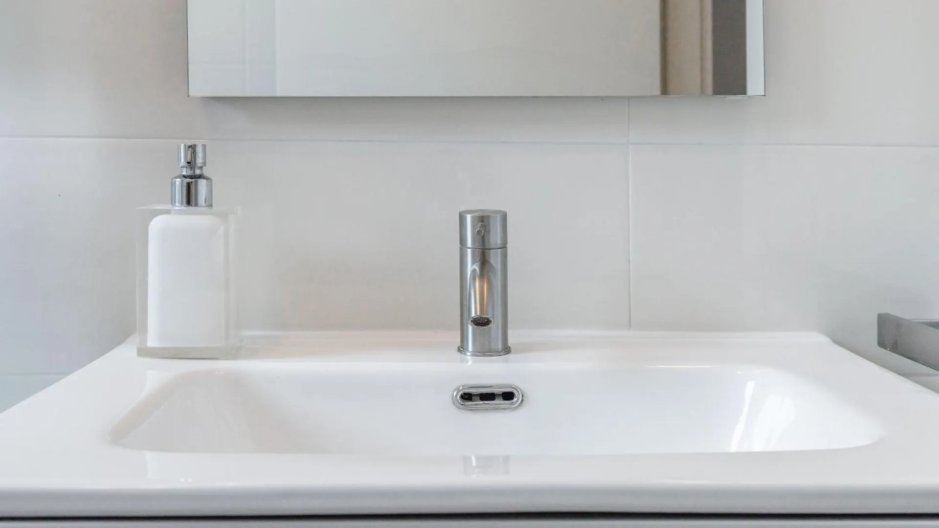 Luxury Apartment - Free Private - Parking Maestri Campionesi 16 Milan 0*,  Italy